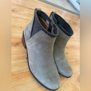 VIONIC Ankle Boots